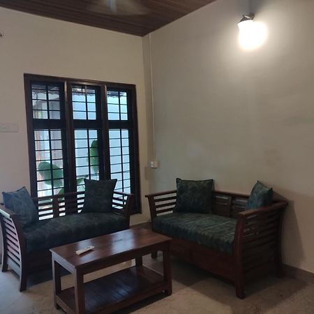Alfred Place Kochi Bagian luar foto