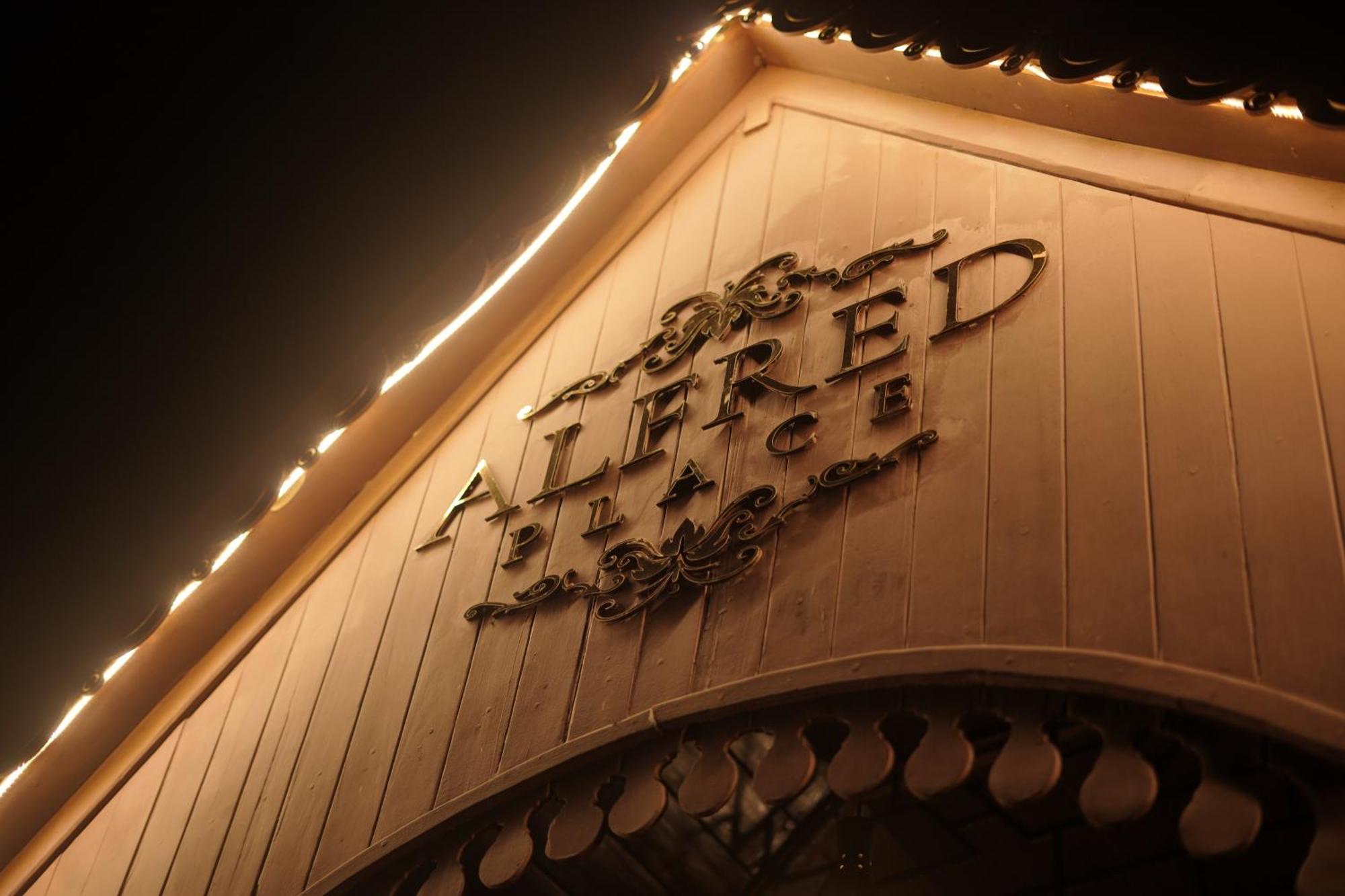 Alfred Place Kochi Bagian luar foto