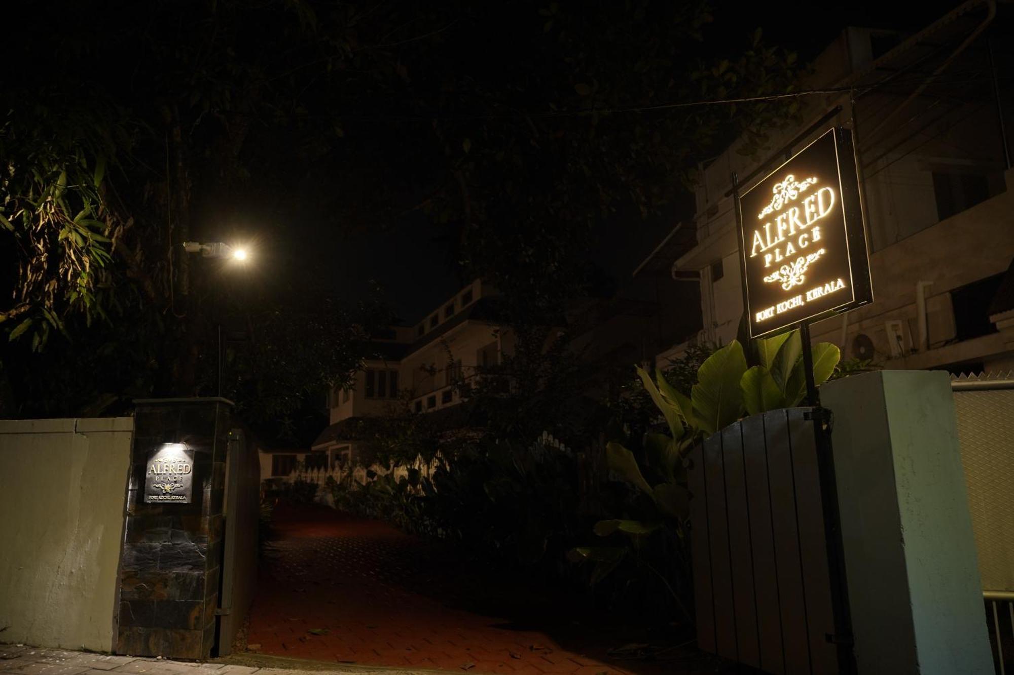 Alfred Place Kochi Bagian luar foto